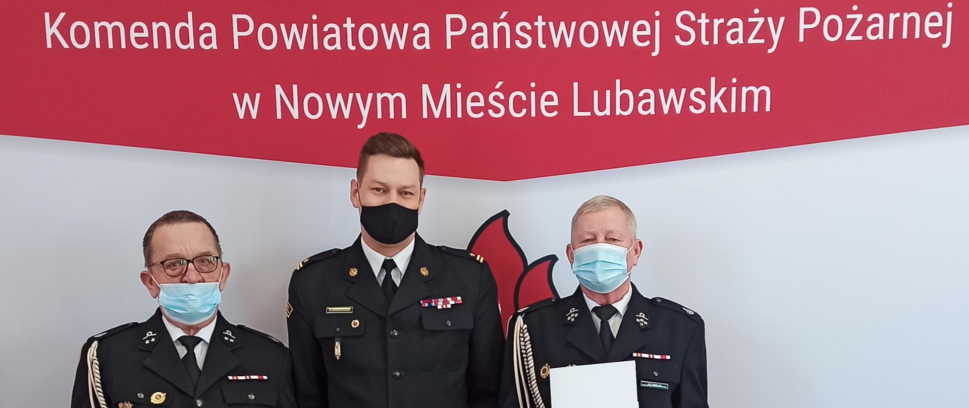 Pierwsze decyzje przyznające strażakom ochotnikom świadczenie ratownicze wydane dwóch emerytów wraz z komendantem.
