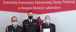 Pierwsze decyzje przyznające strażakom ochotnikom świadczenie ratownicze wydane dwóch emerytów wraz z komendantem.