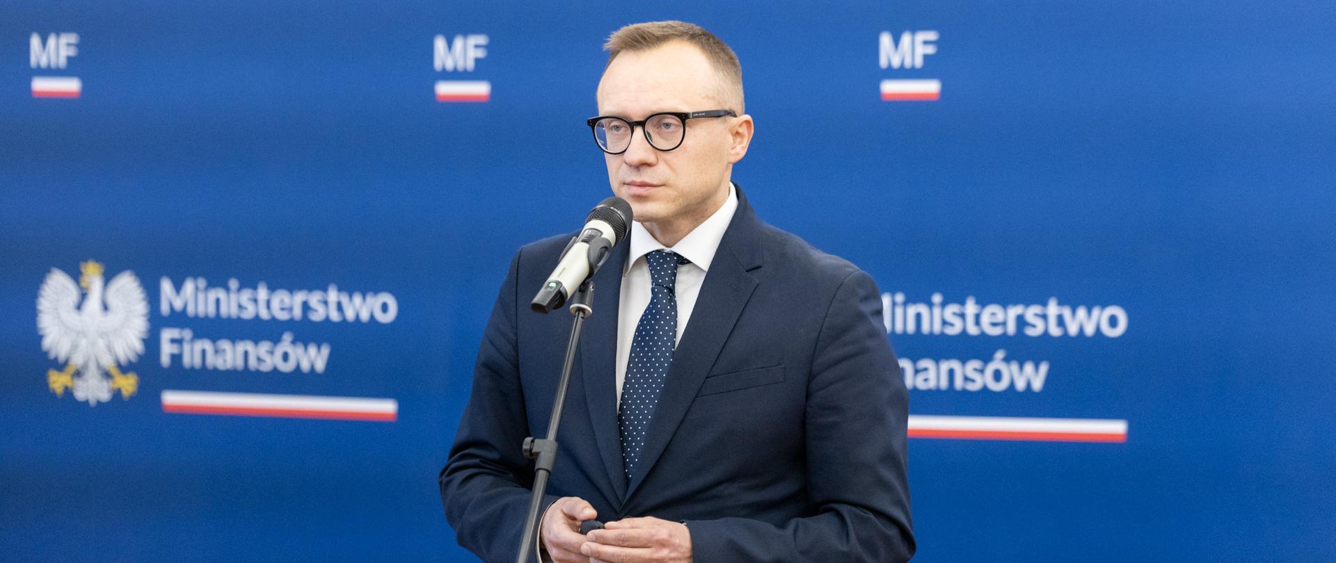 Minister Artur Soboń na tle banneru MF