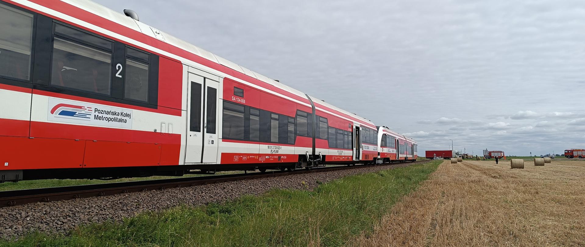 Szynobus i zastępy w tle