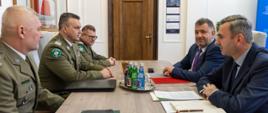 Szef KAS Marcin Łoboda i Komendant Główny SG gen. bryg. SG Robert Bagan rozmawiają przy stole
