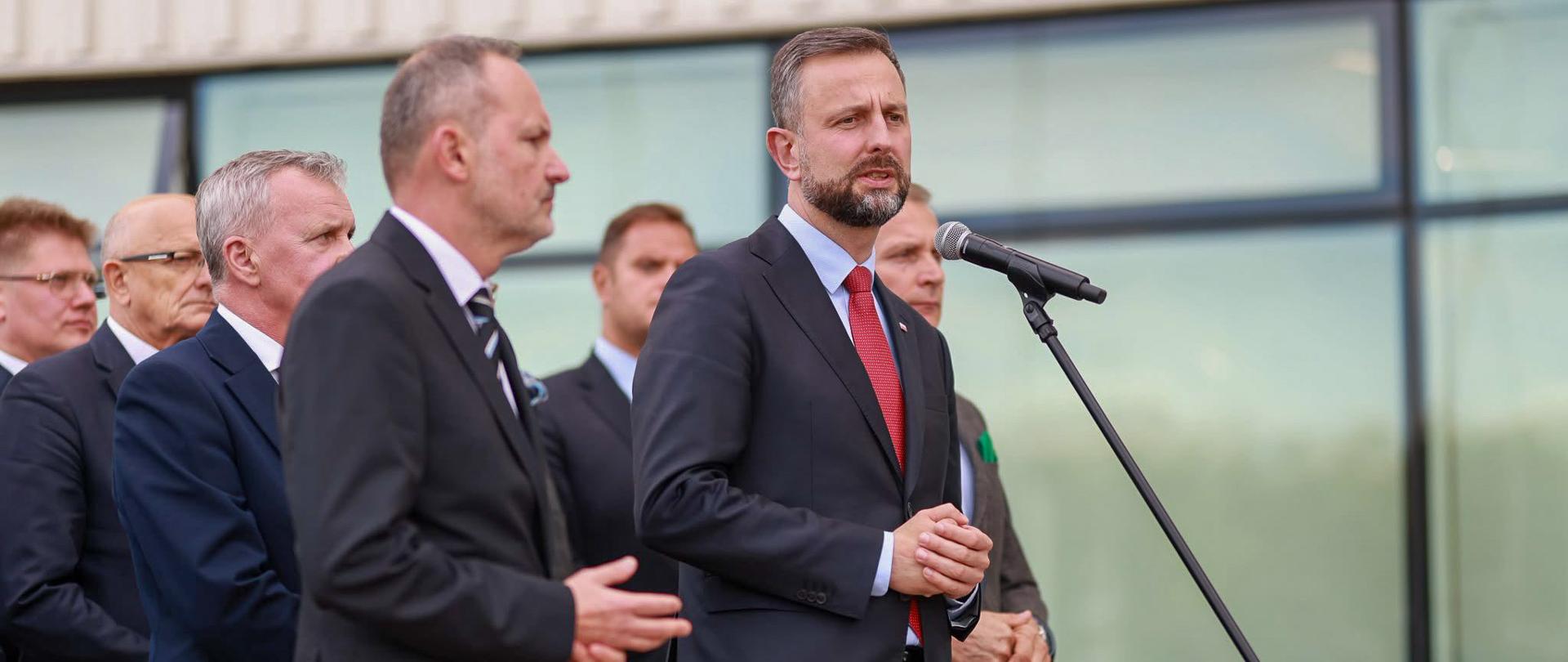 W poniedziałek, 5 października w Porcie Lotniczym w Lublinie, Władysław Kosiniak-Kamysz, wicepremier, minister obrony narodowej wziął udział w briefingu prasowym dotyczącym powstania nowych jednostek wojskowych na Lubelszczyźnie.