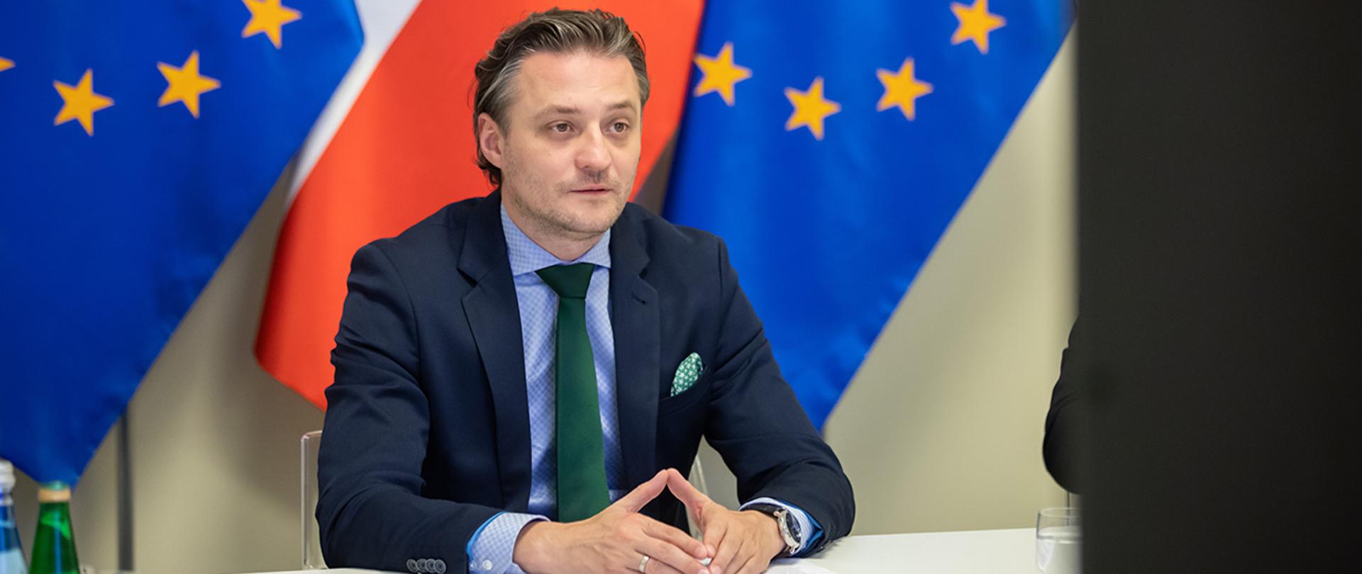 Wiceminister Bartosz Grodecki podczas wideokonferencji