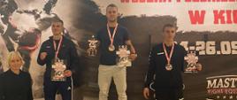 Zdjęcie przedstawia 3 zwycięzców znajdujących się na podium.