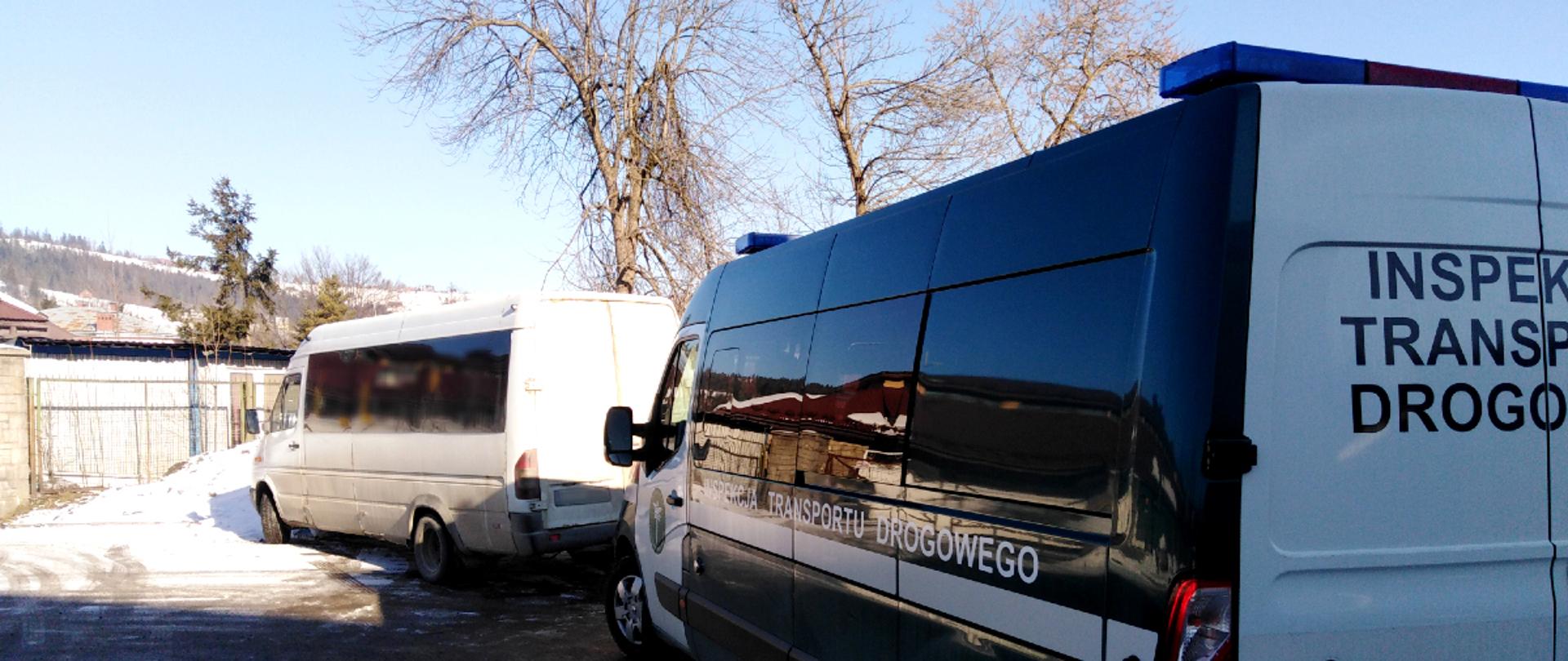 Autobus zatrzymany przez inspektorów małopolskiej Inspekcji Transportu Drogowego. Na pierwszym planie furgon ITD. Za nim autobus, który został poddany kontroli.