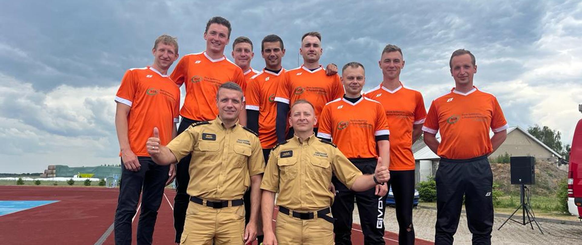 Zdjęcie przedstawia komendanta powiatowego oraz zastępcę dowódcy JRG wraz z reprezentacją strażaków KP PSP Radziejów