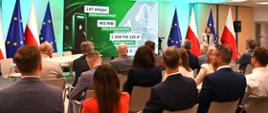 Podpisanie 6 umów dot. budowy i rozbudowy sieci elektroenergetycznych na potrzeby zasilania ogólnodostępnych stacji ładowania dużych mocy w siedzibie NFOŚiGW z przedstawicielami zarządów ENEA Operator, Energa-Operator, PGE Dystrybucja i TAURON Dystrybucja. 