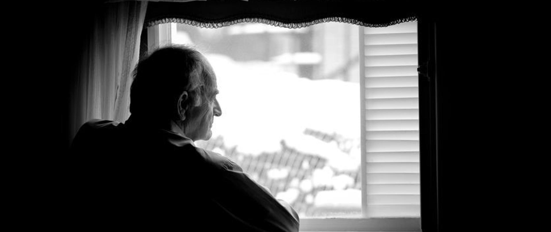 pacjent w depresji patrzy przez okno