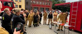 Na zdjęciu strażacy podczas szkolenia z trenażerem PV - demonstracja powstawania łuku elektrycznego.