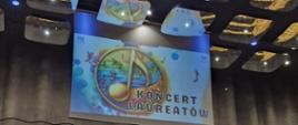 Nad sceną na rzutniku napis Koncert Laureatów.