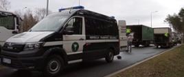 Na zdjęciu radiowóz ITD i samochody kontrowane przez inspektorów WIJHARS i ITD