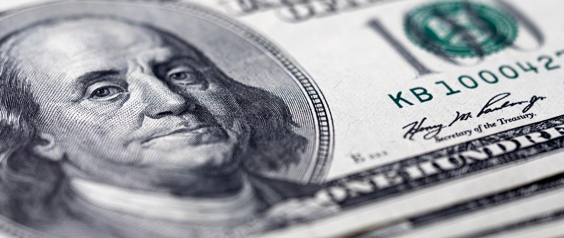 Zbliżenie na banknot o nominale 100 dolarów.