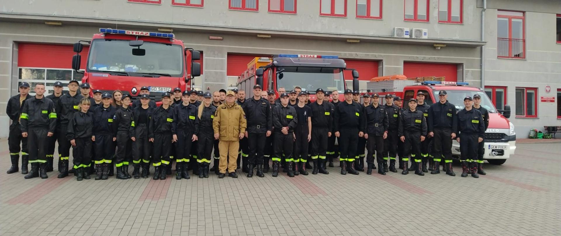 Strażacy stoją na placu KP PSP Kwidzyn trwa podsumowanie szkolenia