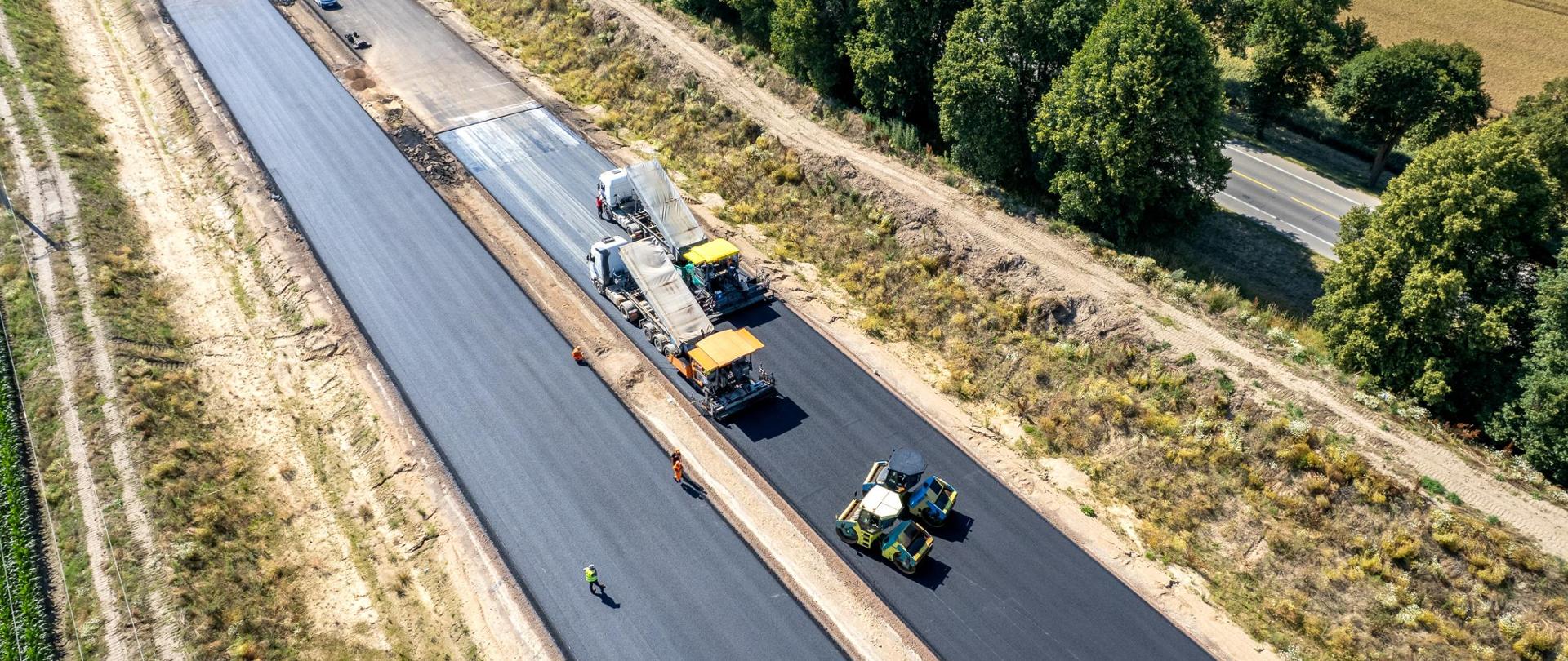 Wykonywanie nawierzchni na drodze S6