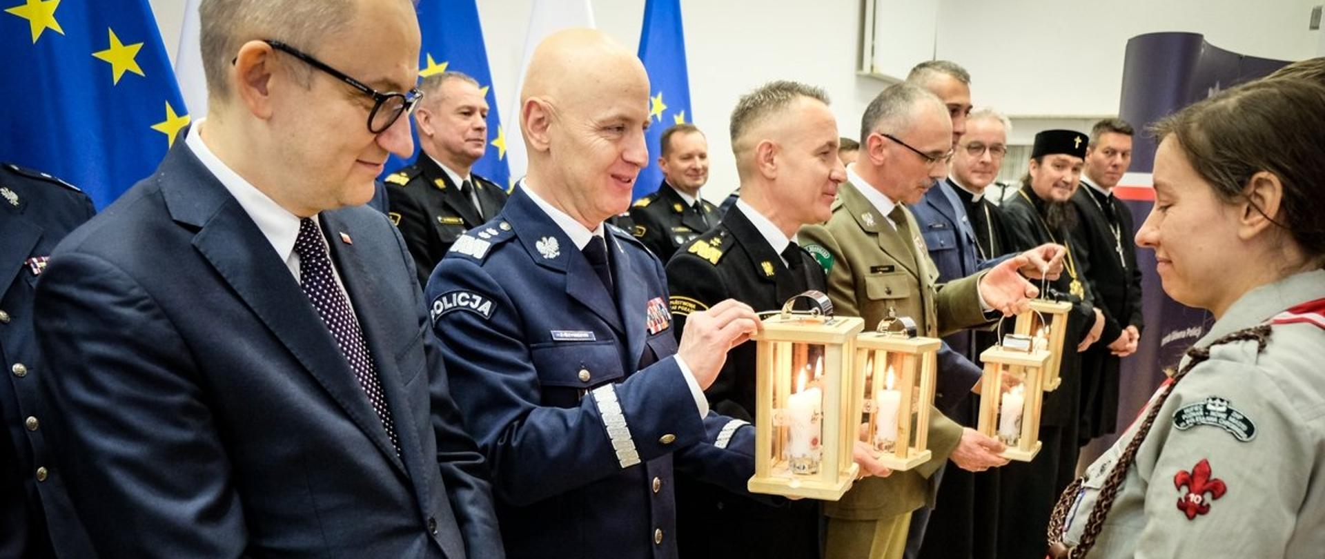 Komendanci poszczególnych służb odbierający światełko betlejemskie
