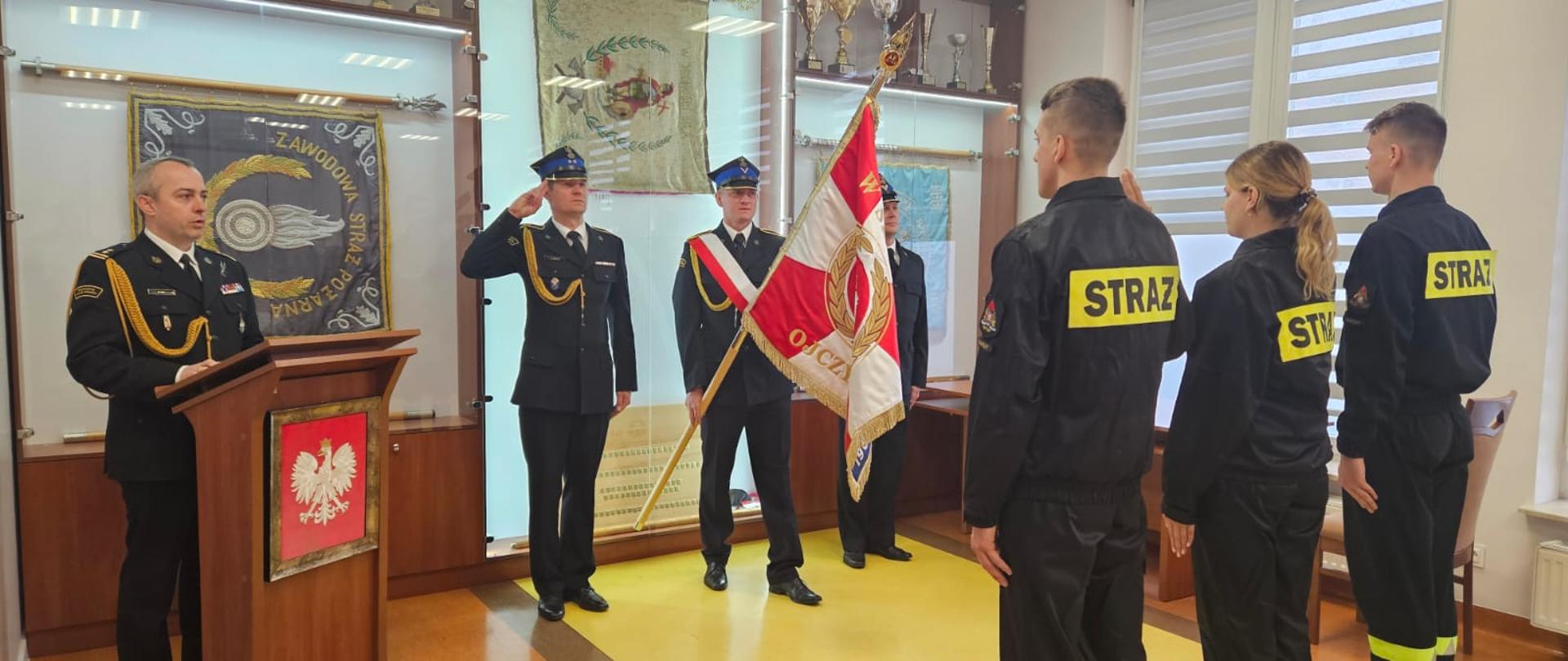 Uroczysta zbiórka z okazji ślubowania przez nowo przyjętych funkcjonariuszy do służby przygotowawczej w PSP