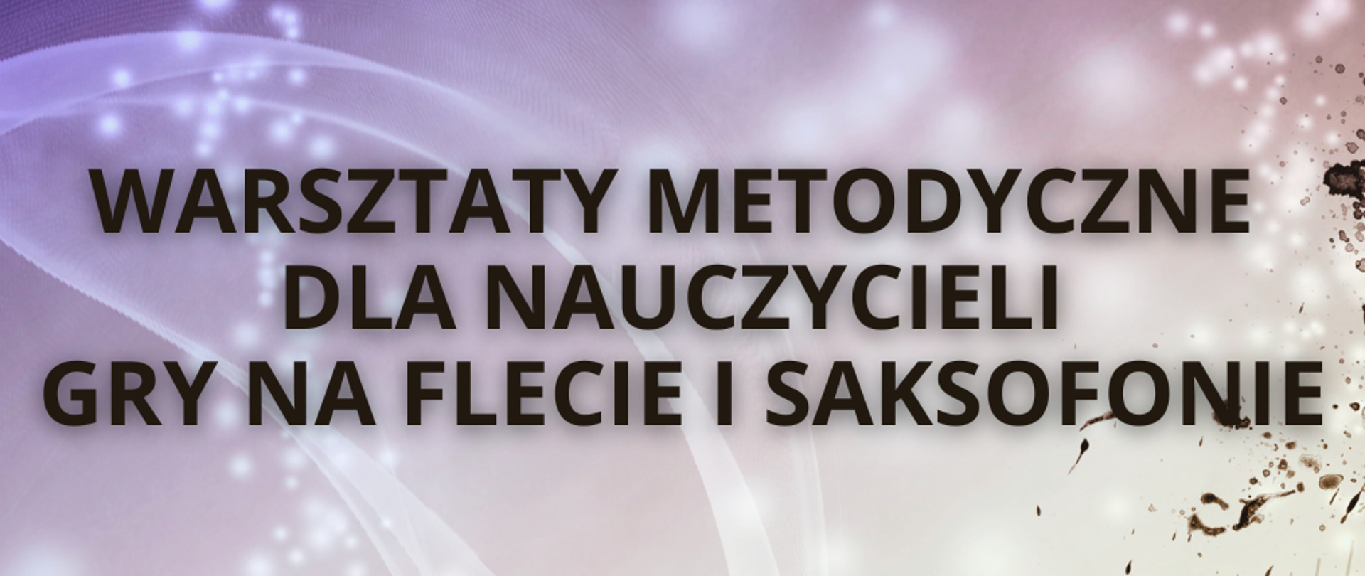 Po prawej i lewej stronie obrazka klawiatura fortepianu. U dołu po lewej stronie czarna grafika mężczyzny grającego na saksofonie, obok niego czarna grafika kobiety grającej na flecie poprzecznym. W centralnej części obrazka czarną czcionką informacja o warsztatach metodycznych dla nauczycieli gry na flecie i saksofonie, dacie, godzinie, prowadzących, organizatorach.