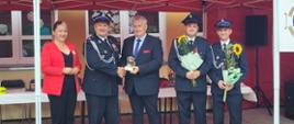 Przewodniczący Rady Powiatu Kwidzyńskiego wręcza nagrodę honorową dla przedstawiciela jednostki Ochotniczej Straży Pożarnej w Morawach.