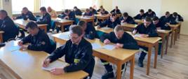 zdjęcie przedstawia strażaków w Sali szkoleniowej w trakcie egzaminu