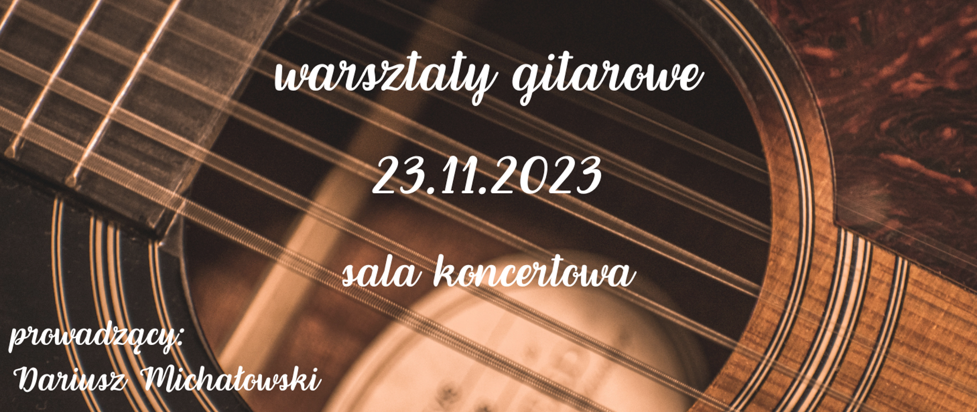 Na tle zdjęcia gitary informacja o warsztatach gitarowych z p. Dariuszem Michałowskim w dniu 23.11.2023r. 