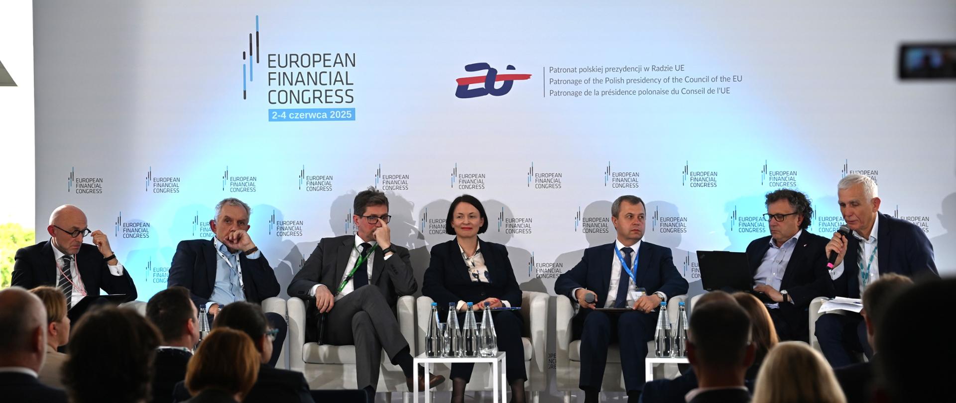 Zdjęcie grupowe. Pośrodku Dorota Zawadzka-Stępniak, prezes zarządu Narodowego Funduszu Ochrony Środowiska i Gospodarki Wodnej, wraz z innymi uczestnikami panelu dyskusyjnego European Financial Congress