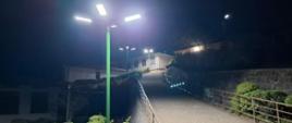 W nocy otoczenie szkoły oświetlają lampy