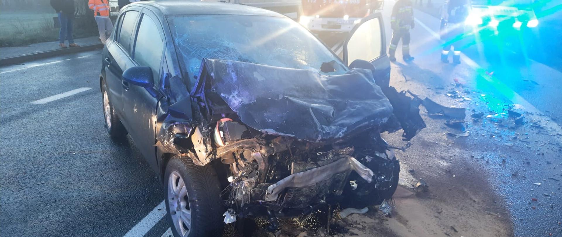 Widać uszkodzony przód czarnego pojazdu