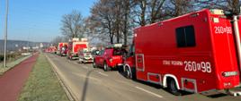 Ustawione jeden za drugim samochody pożarnicze o różnych funkcjach, przeznaczeniu i kryptonimach. Pierwszy z prawej strony samochód dowodzenia i łączności SA PSP w Krakowie