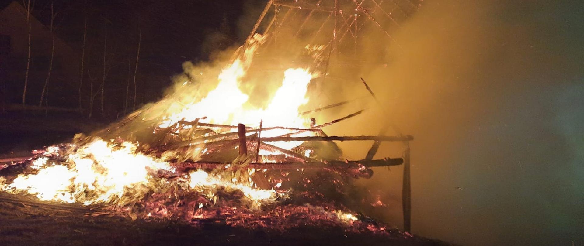 Zdjęcie przedstawia pożar stodoły.