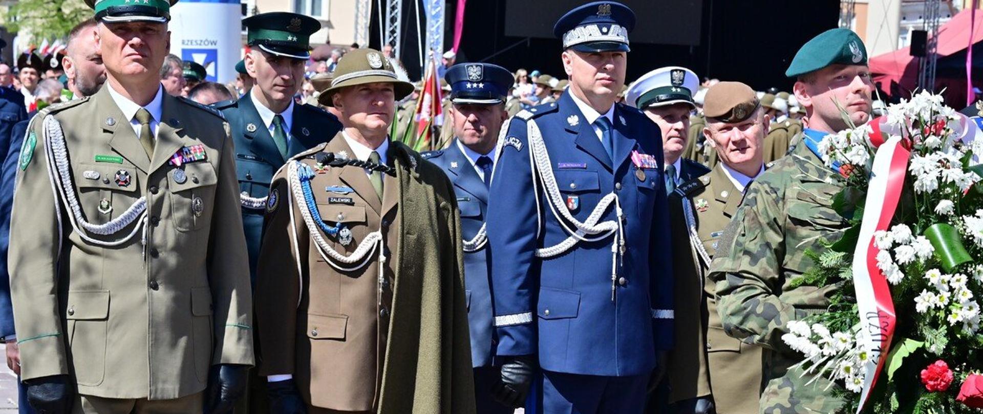 Przedstawiciele służ składają wieniec