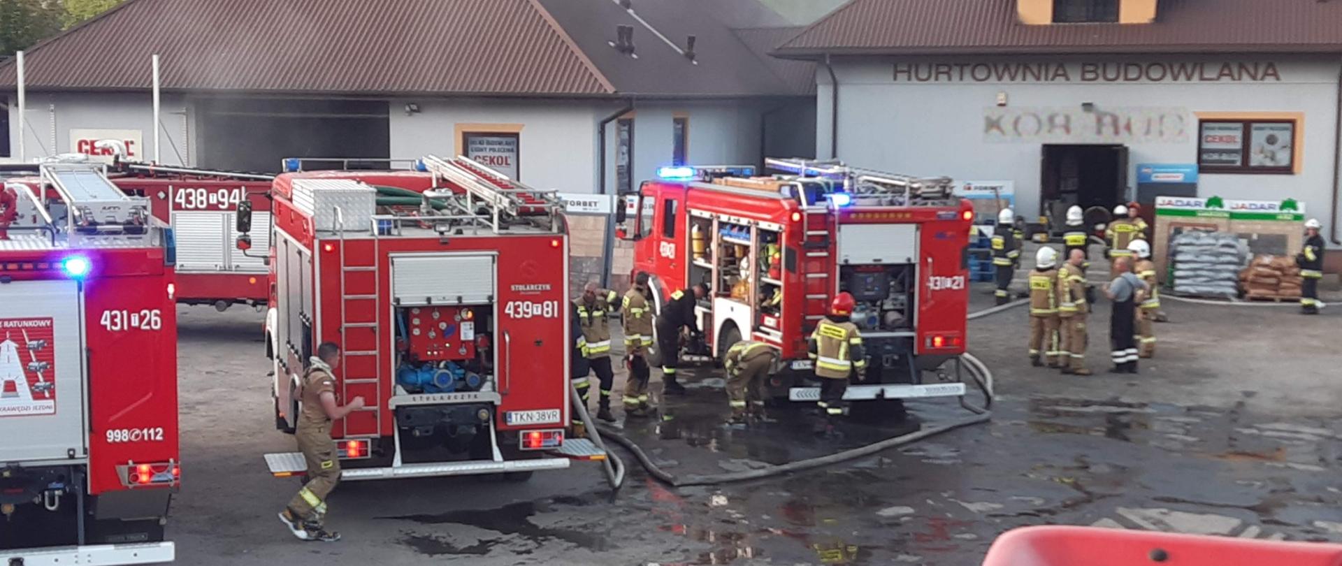 Strażacy kończą działania po pożarze w hurtowni budowlanej. 3 samochody ratowniczo gaśnicze.