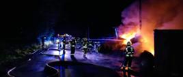 Jest noc, widać strażaków jak gaszą pożar opon