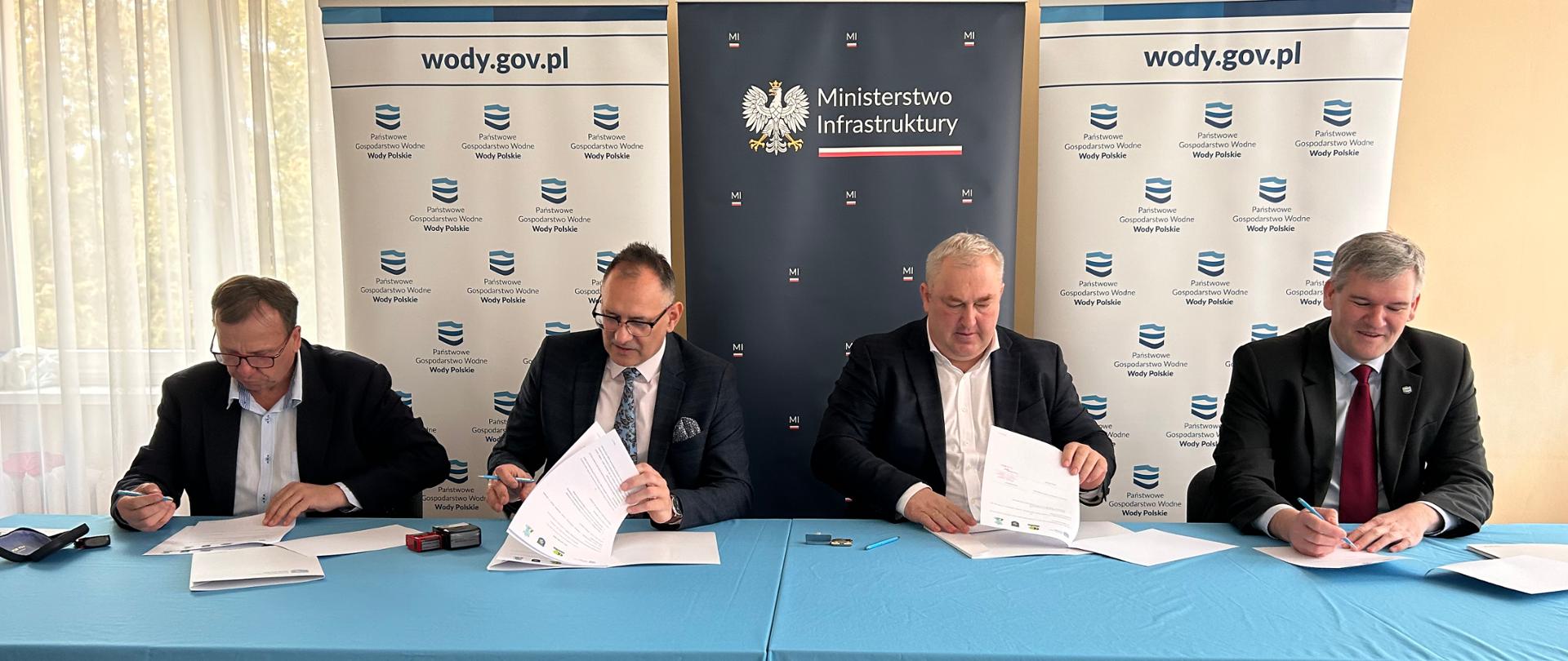 Artur Rychlewski Dyrektor Regionalnego Zarządu Gospodarki Wodnej w Warszawie, Michał Breski Wójt Gminy Płośnica, Andrzej Piątkowski Burmistrz Urzędu Miasta i Gminy w Lidzbarku, Mirosław Zieliński Wójt Gminy Działdowo podczas podpisania listu intencyjnego