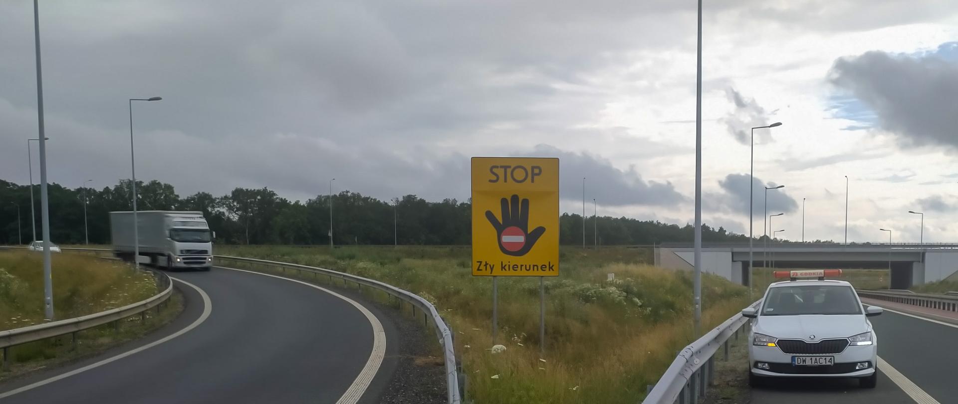 Tablica informacyjna - Stop zły kierunek ustawiona na łącznicy węzła Głogów Południe na S3