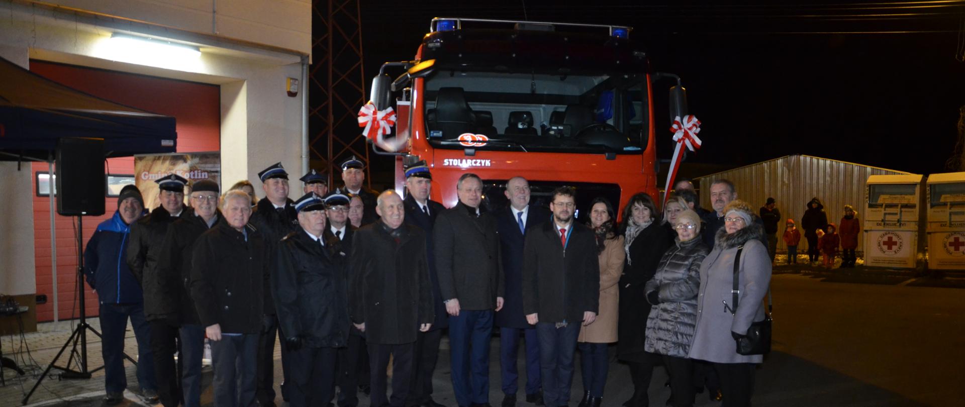Zdjęcie zaproszonych gości przed samochodem