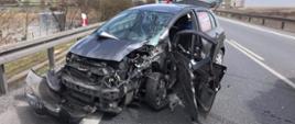Zdjęcie przedstawiające rozbity samochód osobowy w skutek zdarzenia drogowego