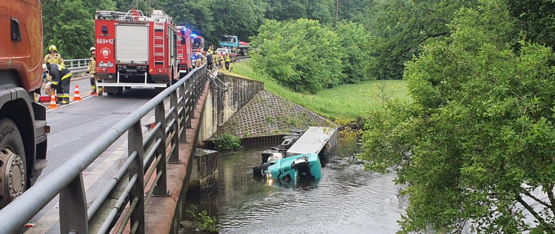 Z mostu drogowego w nurt rzeki Gwdy wpadł ciągnik siodłowy wraz z naczepą