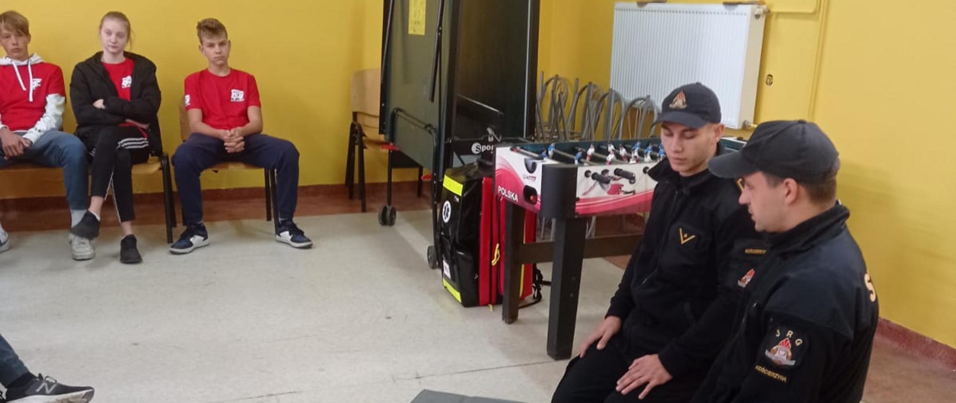 Pokaz sprzętu i udzielania pierwszej pomocy dla młodych strażaków z Kalisk Kościerskich