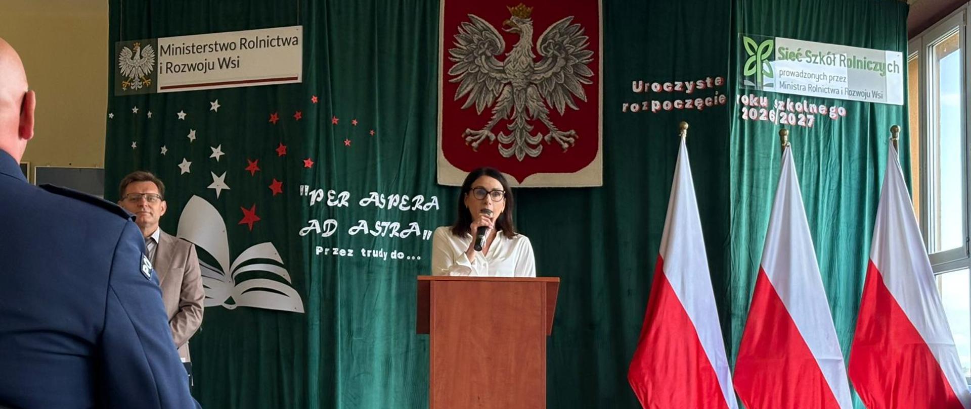Pani Dyrektor przemawia przez mikrofon