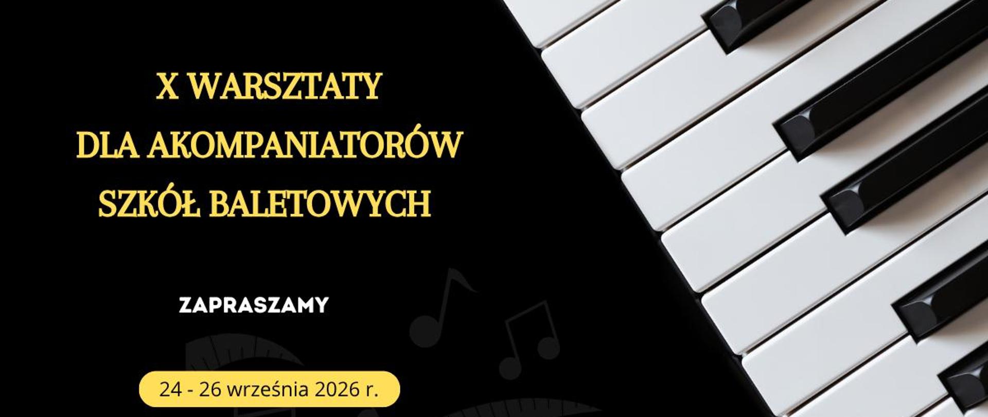 Zdjęcie przedstawia klawiaturę fortepianu z delikatnym motywem nut muzycznych. Na czarnym tle umieszczono żółty napis