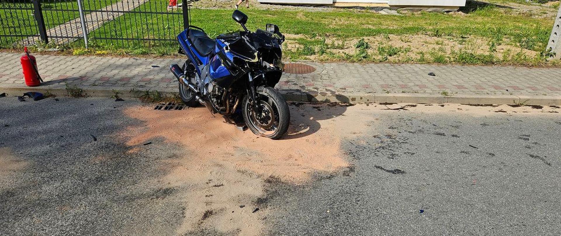 Motocykl a obok niego gasnica