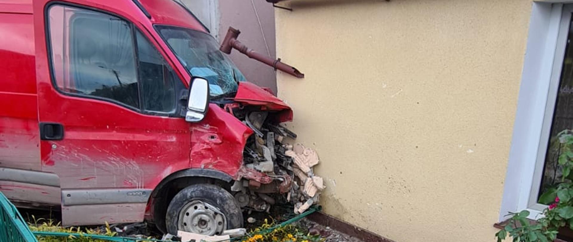 Kolizja busa z samochodem osobowym w Niestronnie