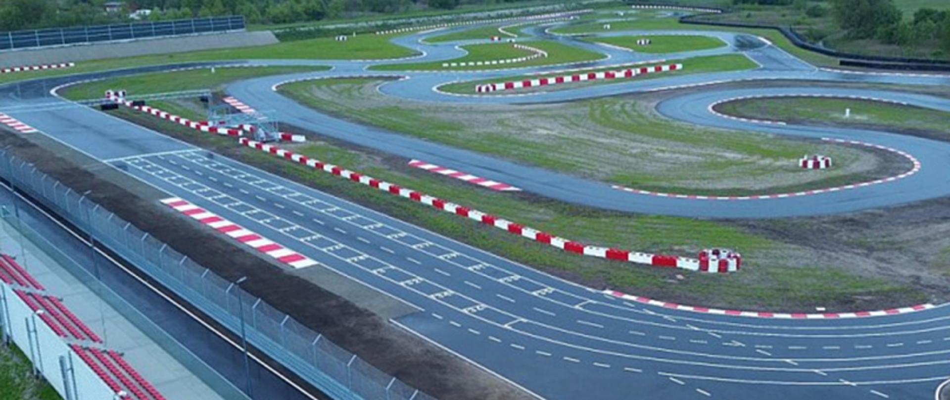 Na zdjęciu widać kręty tor asfaltowy.