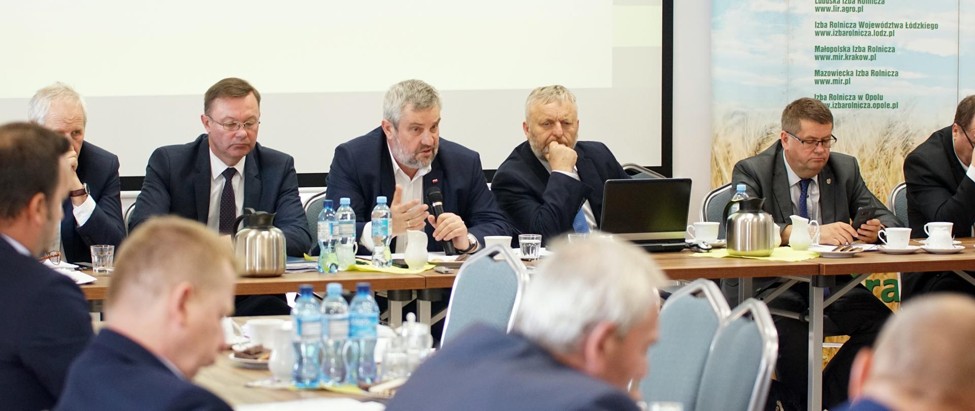 Minister Jan Krzysztof Ardanowski podczas spotkania w Parzniewie