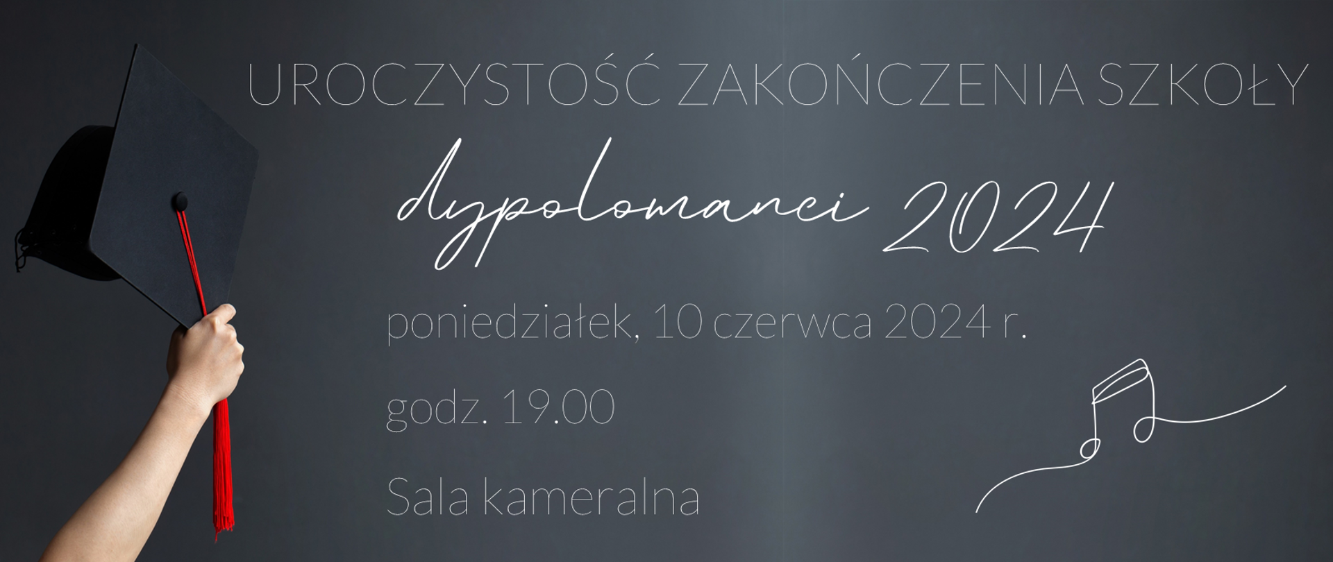 Plakat na szary, tle z białymi napisami. Po lewej dłoń trzymająca czapkę studencką.