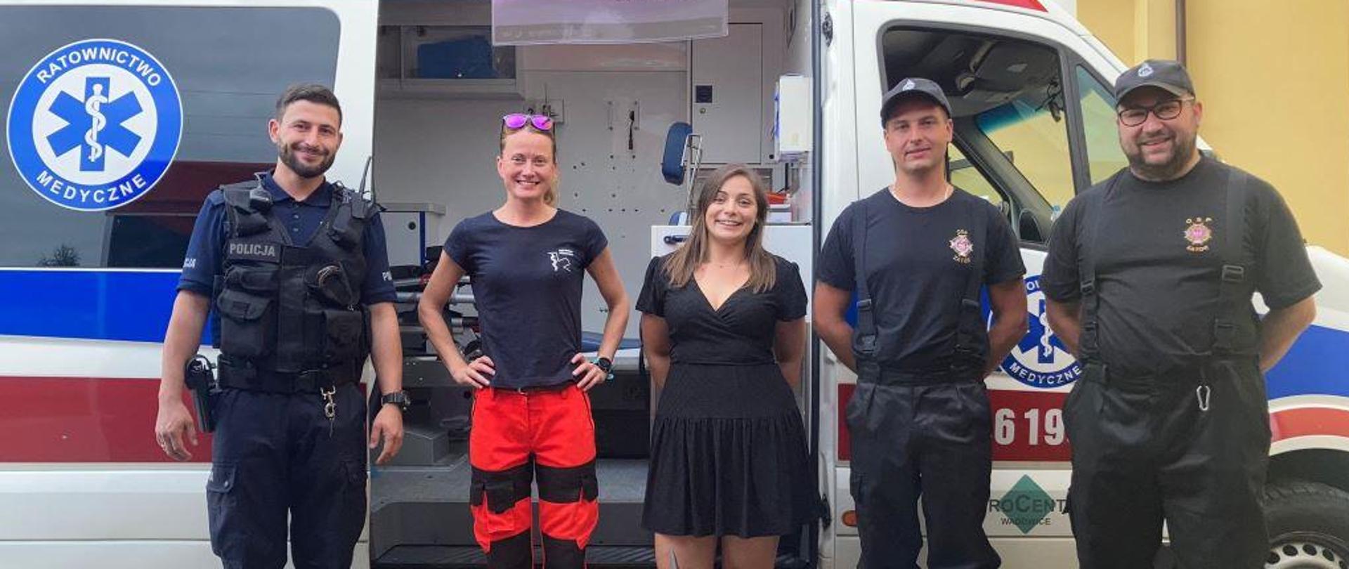 Strażacy OSP, policjant i ratowniczka medyczna w punkcie szczepień