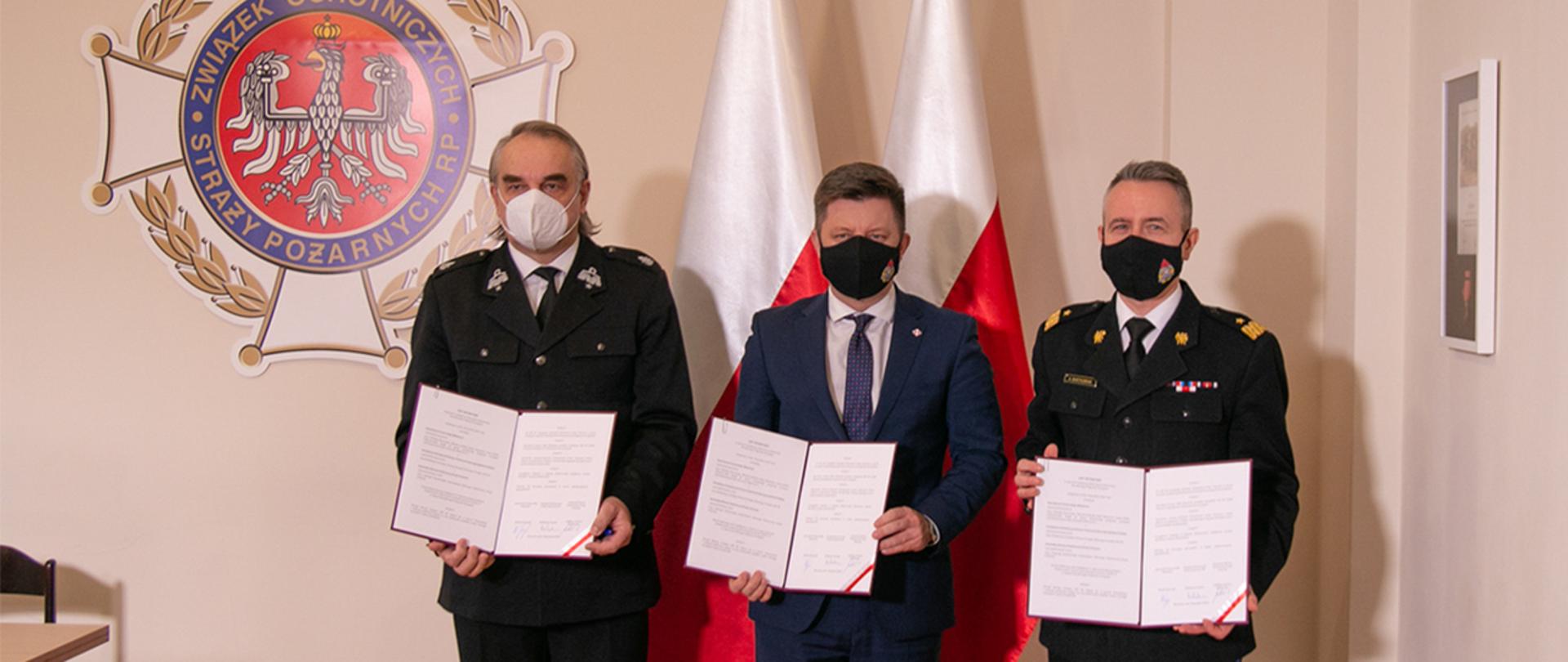 Na zdjęciu: Michał Dworczyk – szef Kancelarii Premiera, nadbryg. Andrzej Bartkowiak – Komendant Główny PSP oraz Waldemar Pawlak - Prezes Zarządu Głównego Związku OSP trzymają podpisany list intencyjny 
