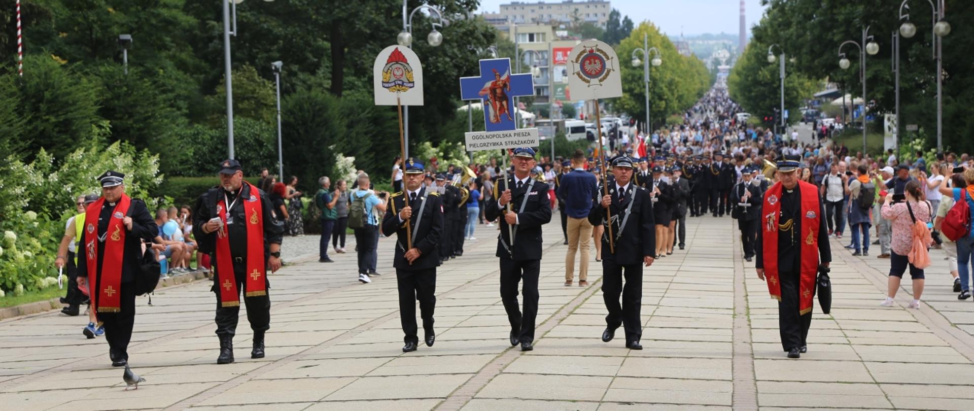 Na zdjęciu pielgrzymi XVI ogólnopolskiej pieszej pielgrzymki strażaków kroczący ku jasnej Górze, w głębi widoczne Aleje NMP wypełnione pątnikami