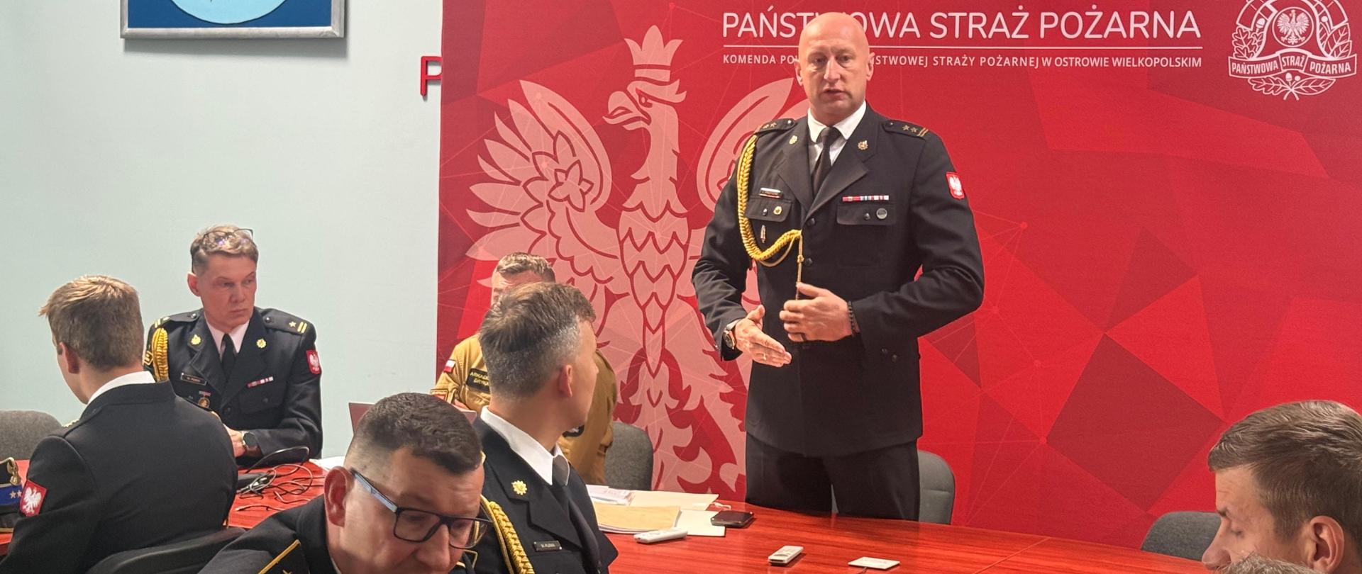 Komendant przemawiający do strażaków