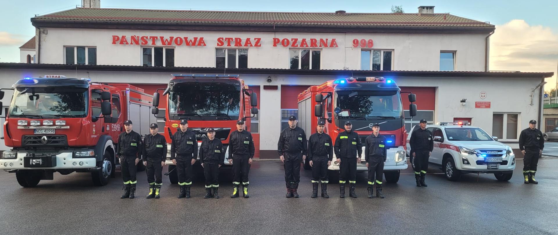 Strażacy stoją na zbiórce